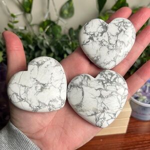 ONE Howlite Heart Carving